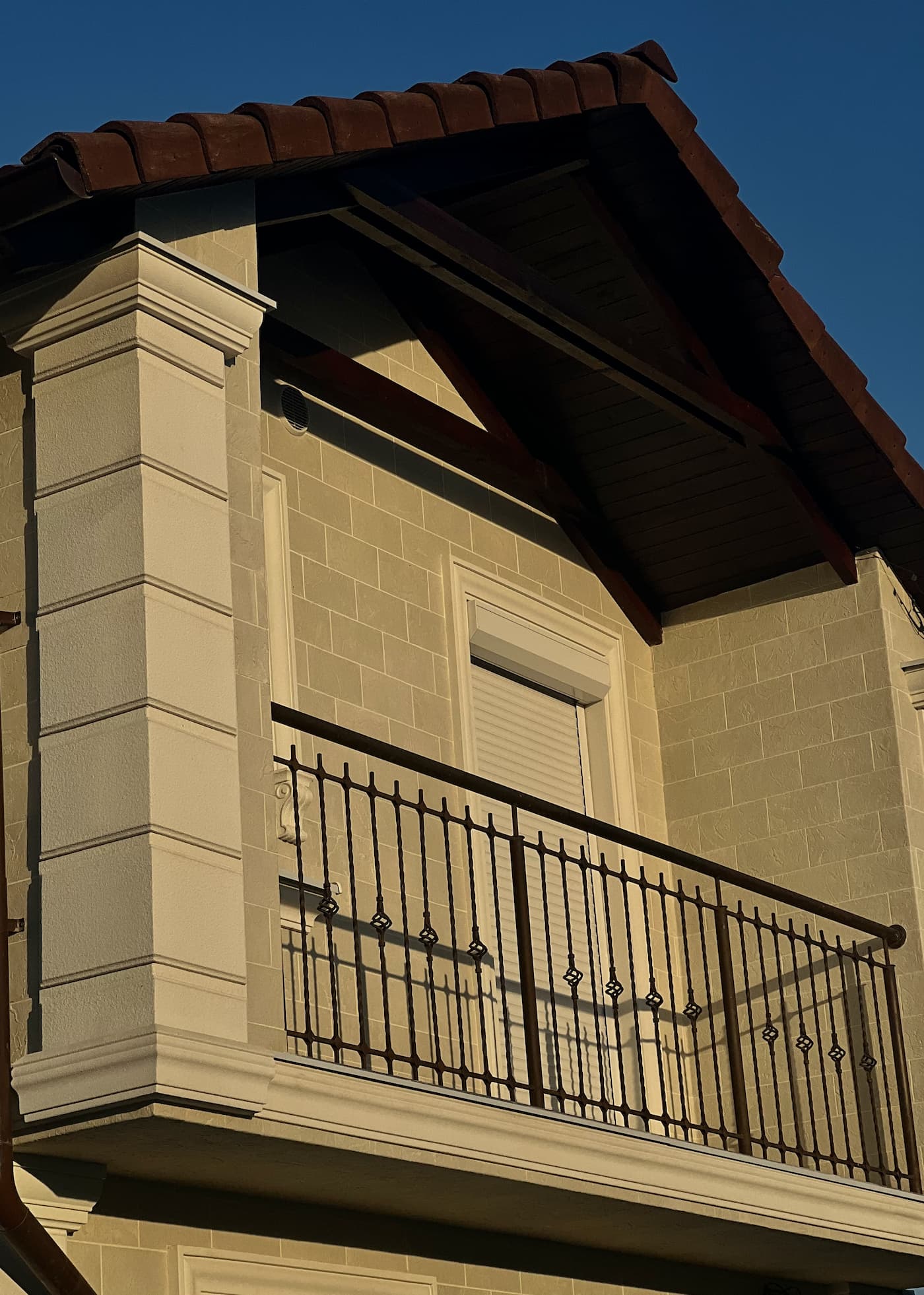 Private house in Basarabeasca facade made of flexible stone — 4