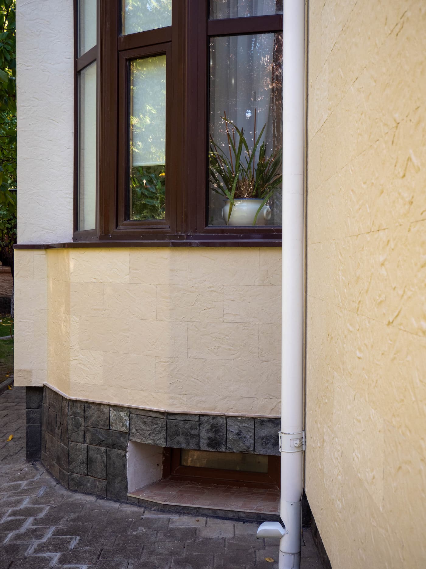 Телецентр — Turkish Travertine; Volcanic Anthracite — 20
