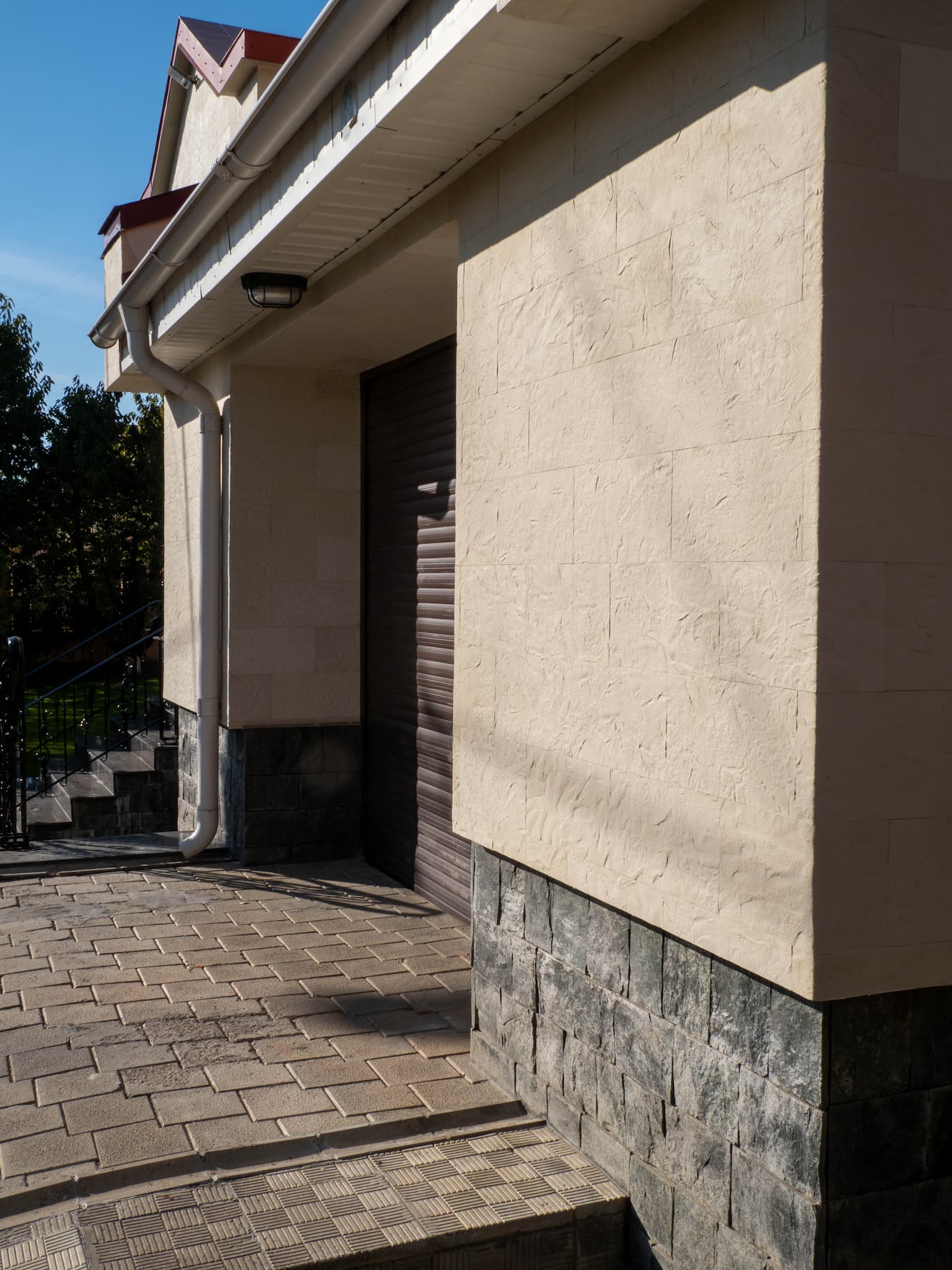 Телецентр — Turkish Travertine; Volcanic Anthracite — 40