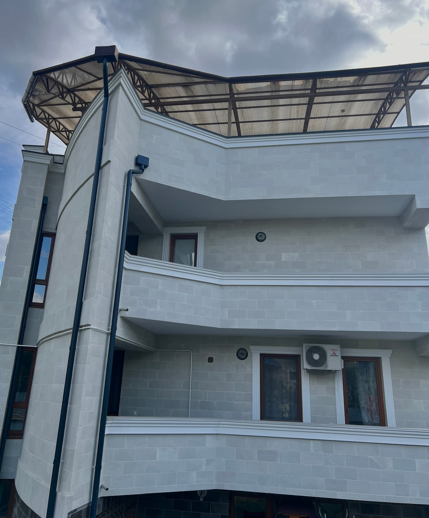 Piatră flexibilă pentru fațadă - clădire pe Chekany — 2