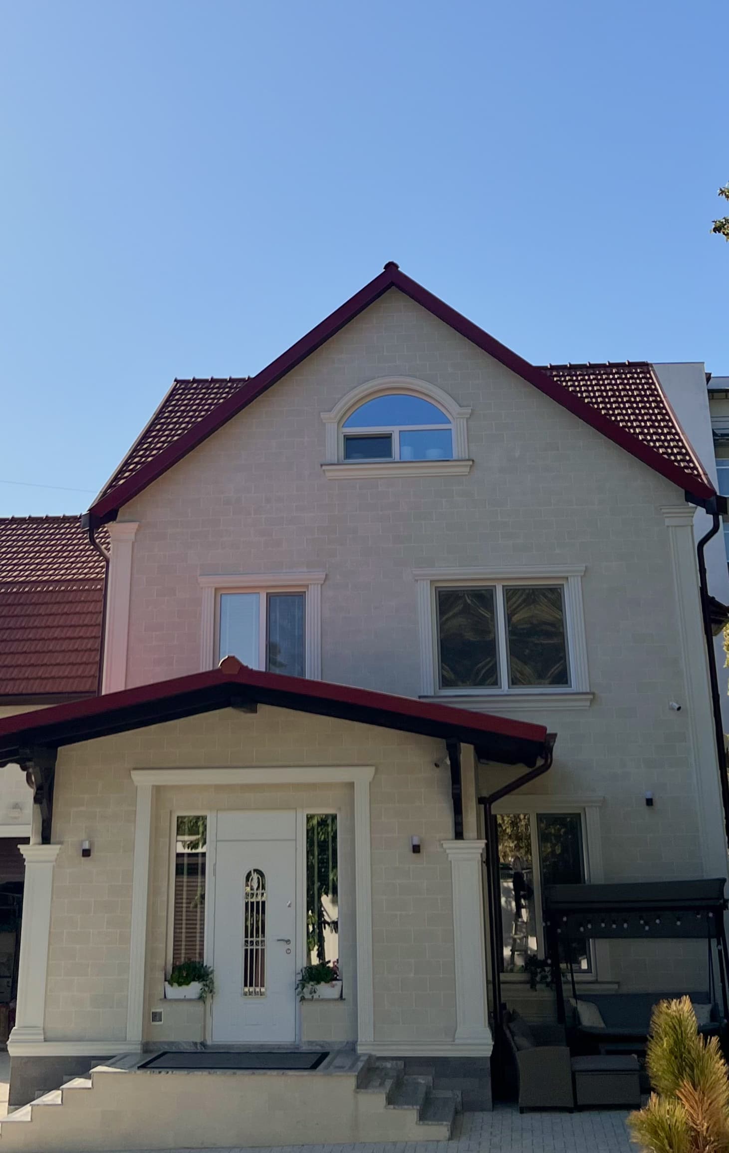 Gresie flexibila fatada - casa la marginea orasului Durlesti — 1