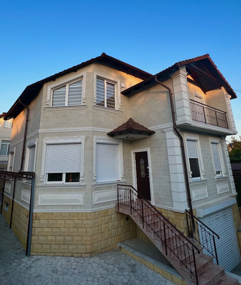 Casa particulara in Basarabeasca fatada din piatra flexibila